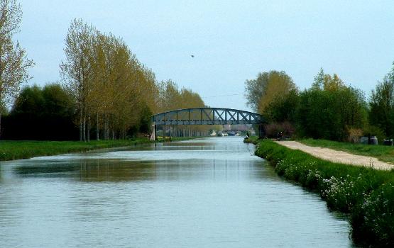 Canal de Bourgogne près de Saint-Jean-de-Losne et pont de chemin de fer