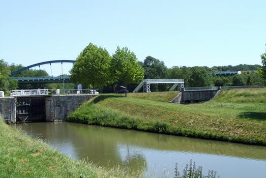 Canal de Briare - Ecluse de la Cognardière vue de porte aval. Derrière le viaduc sur le canal de Biare de l'A77. A droite le pont-canal permettant au nouveau tracé du canal latéral à la Loire de franchir un ruisseau