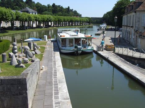 Canal de Briare à Briare-le-Canal - Ecluse avant le port de plaisance