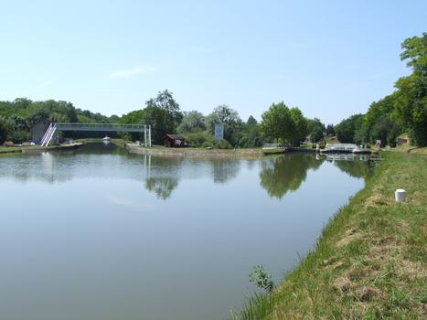 Canal de Briare - Ecluse de la Cognardière vue de porte amont. A gauche le nouveau tracé du canal latéral à la Loire (1896). A droite l'écluse de la Cognardière permettant au canal de Briare d'atteindre le port de plaisance de Briare