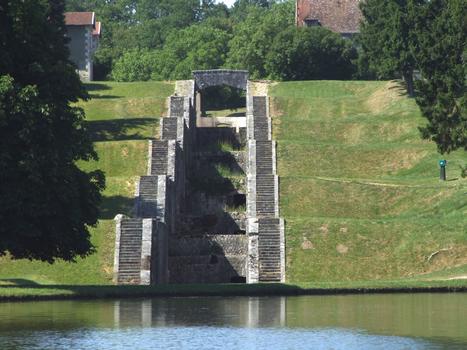 Briare Canal - Lock steps at Rogny