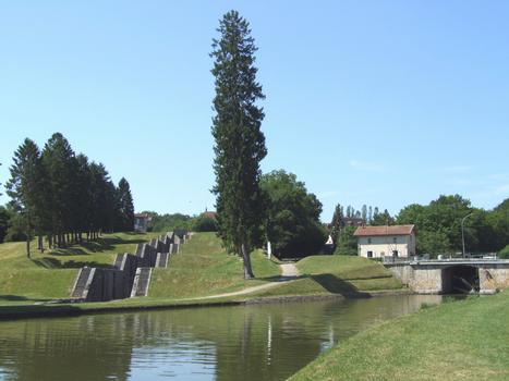 Canal de Briare - Rogny - L'échelle d'écluses et le nouveau tracé du canal
