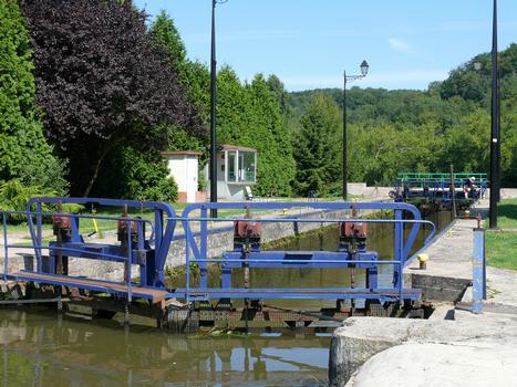 Pont-canal de Flavigny - Ecluse n°43 à l'extrémité rive droite du pont-canal