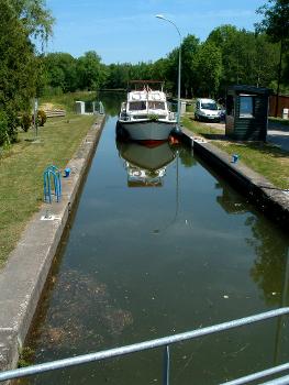 Canal de l'EstBranche SudBateau dans l'écluse n°18 d'Uzemain
