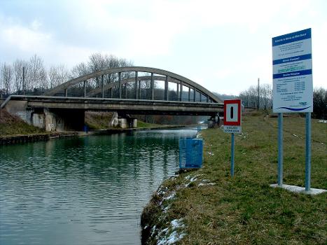 Canal de la Marne au Rhin Ouest
Canal et pont à Menaucourt
