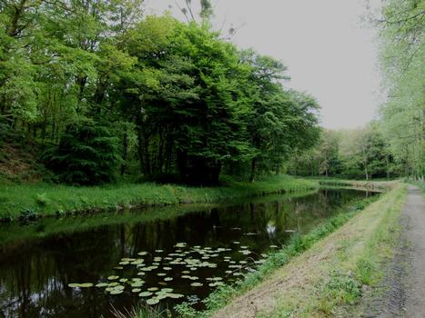 Canal de Nantes à Brest - Tranchée de Glomel (seuil de partage entre Aulne et Blavet) - Canal près de l'étang