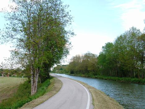 Canal du Centre - Le canal près de Corchanut - Le canal est retenu par une levée de terre au-dessus de la vallée