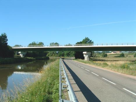 Canal du Centre - Franchissement du canal du Centre par le viaduc de Volesvres près de Paray-le-Monial