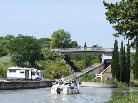 Canal du Midi - Béziers - Pente d'eau de Fonséranes - Vu du bas de la pente, vers la droite le canal se dirige vers les écluses