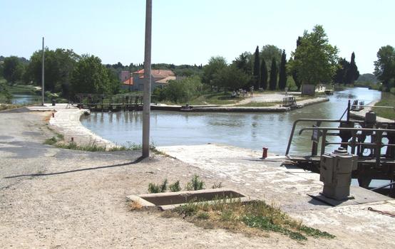 Canal du Midi - Béziers - Ecluse de Fonséranes en partie basse: à gauche, le canal va vers l'Orb après l'écluse, à droite le canal se dirige vers le pont-canal