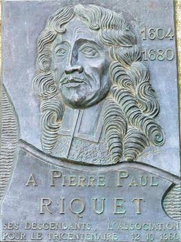 Canal du Midi - Pierre-Paul Riquet - Plaque commémorative placée sur le barrage de Saint-Ferréol pour le tricentenaire de sa mort (on remarque que sa naissance a été fixée en 1604 au lieu de 1609 - ces deux dates sont discutées, mais 1609 semble la plus probable)