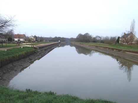 Canal latéral de la Loire - Halte nautique de Cuffy à l'extémité du pont-canal du Guétin, en période de chômage du canal
