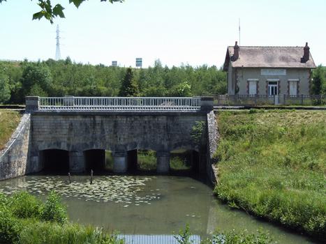 Canal latéral à la Loire à Briare-le-Canal - Pont-canal à l'écluse de la Cognardière