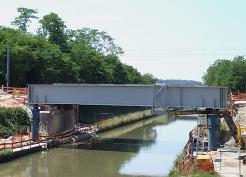 Canal latéral à la Loire à Briare-le-Canal - Pont-rail à poutres latérales en cours de construction