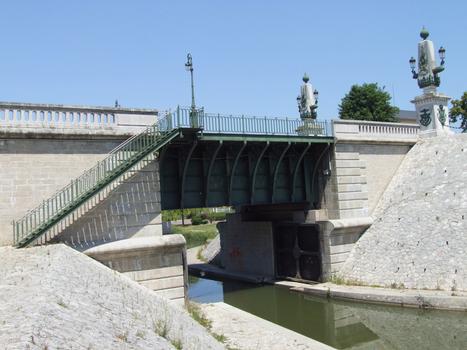Canal latéral à la Loire à Briare-le-Canal - Ancien tracé du canal passant sous le pont-canal de Briare