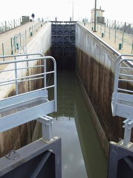 Canal Latéral à la Loire - Pont-canal du Guétin - Ecluse double à l'extrémité du pont-canal en rive gauche