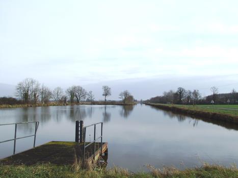 Canal latéral à la Loire - Embranchement de Givry-Fourchambault - Ecluse n°24 de Crille - Le port à la sortie de l'écluse