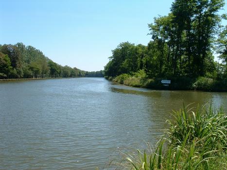 Canal latéral à la Loire - Débouché du canal de Roanne à Digoin dans le canal latéral à la Loire près de Digoin