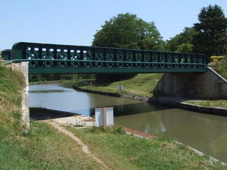 Canal latéral à la Loire à Briare-le-Canal - Pont de la route d'Ouzouer au-dessus du nouveau canal mis en service en 1896