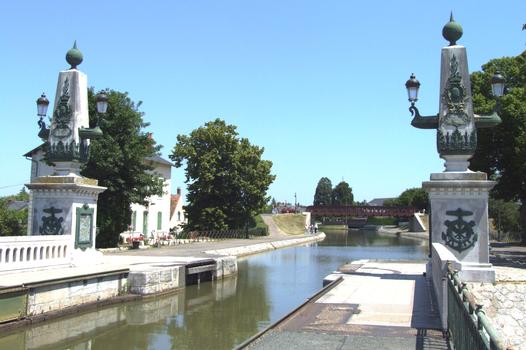 Pont-canal de Briare - Décoration à l'entrée du pont et le canal vers le port avec les maisons du personnel du canal de part et d'autre