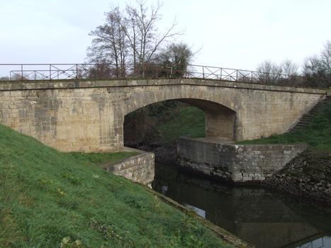 Canal latéral de la Loire - Branche d'Apremont entre l'Allier (écluse ronde des Lorrains) et le Guétin - Un pont
