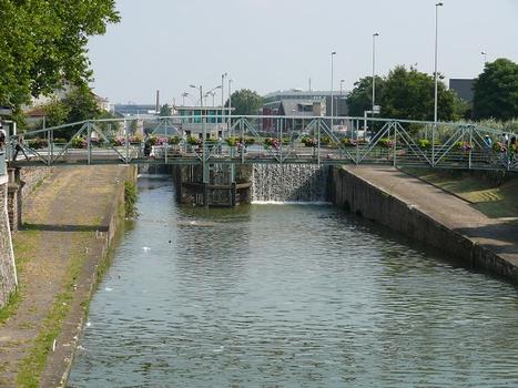 Canal Saint-Denis - Ecluse et passerelle piétons près de la gare de Saint-Denis et de la gare routière