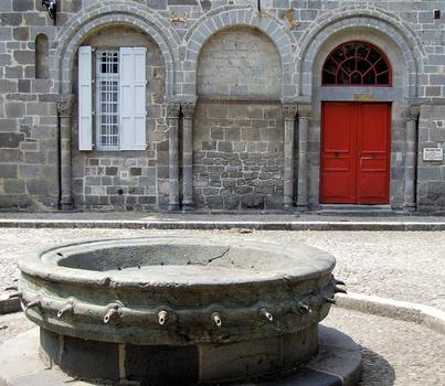 Aurillac - Hôpital abbatial Saint-Géraud - Les arcades romanes sur la place et l'ancien bassin de la fontaine du cloître
