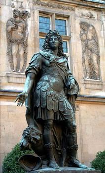 Hôtel Carnavalet, Paris: Statue de Louis XIV par Coysevox se trouvant avant la Révolution dans la cour de l'Hôtel de Ville de Paris