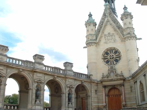 Chantilly - Le château - Le Grand château - La chapelle vue de la cour d'Honneur