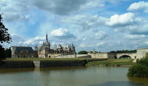 Chantilly - Le château vu du parc