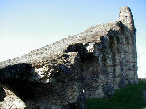 Aqueduc du Gier, Chaponost: Rampant qui portait les 12 canalisations du siphon de l'Yzeron (pont-siphon de Beaunant). Ce réservoir de chasse se trouve à l'extémité du pont-aqueduc du Plat-de-l'Air