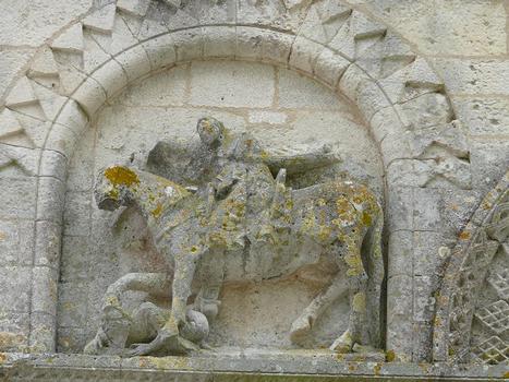 Surgères - Eglise Notre-Dame - Façade - Cavalier, peut-être une représentation de l'empereur Constantin