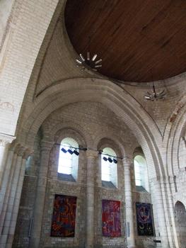Saintes - Abbaye aux Dames (abbaye Notre-Dame) - Abbatiale Notre-Dame - Nef