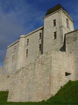 Château de Villebois-Lavalette - Le maréchal de France, duc de Navailles, doit se retirer sur ses terres en 1664 suite à sa disgrâce. Il décide de faire reconstruite le château dans le goût de l'époque à partir de 1667. Un incendie en 1822 ne laissera plus finalement que l'aile ouest