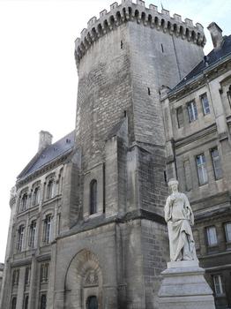 Hôtel de ville (Angoulême) - La tour polygonale du 13 ème siècle du château comtal encastré dans l'hôtel de ville reconstruit par Paul Abadie entre 1858 et 1865