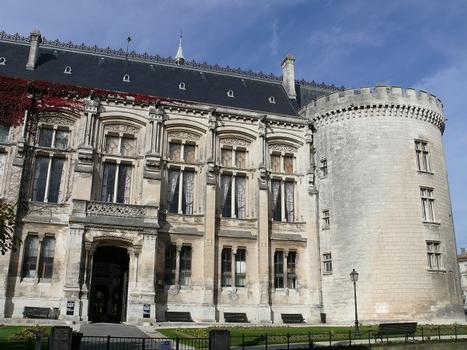 Hôtel de ville (Angoulême)- Façade avec la tour ronde du 15 ème siècle de l'ancien château comtal avec l'hôtel de ville reconstruit par Paul Abadie entre 1856 et 1868
