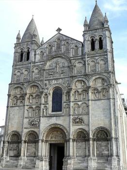 Cathédrale Saint-Pierre d'Angoulême - Façade occidentale : Si la façade a été restaurée par Paul Abadie (et la partie supérieure est sa recréation), l'essentiel est original