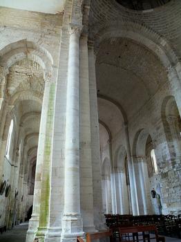 Saint-Amant-de-Boixe - Eglise Saint-Amant (ancienne abbaye Saint-Amant) - Collatéral sud et vaisseau central de la nef