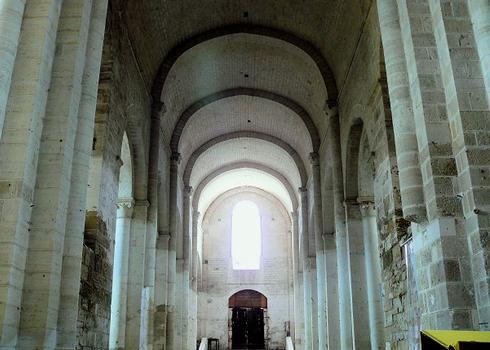 Saint-Amant-de-Boixe - Eglise Saint-Amant (ancienne abbaye Saint-Amant) - Vaisseau central de la nef vu du choeur