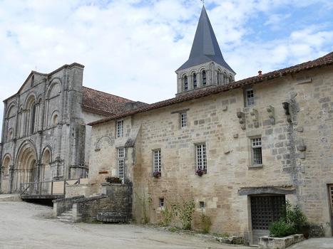 Saint-Amant-de-Boixe - Eglise Saint-Amant (ancienne abbaye Saint-Amant) et bâtiment monastique