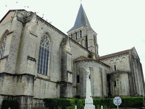 Saint-Amant-de-Boixe - Eglise Saint-Amant (ancienne abbaye Saint-Amant) - Choeur reconstruit au 14 ème ème siècle du bras nord du transept