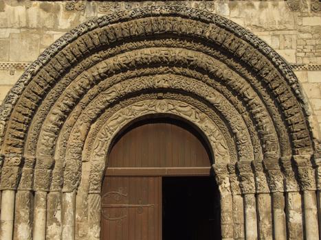 Saintes - Abbaye aux Dames (abbaye Notre-Dame) - Abbatiale Notre-Dame - Porte avec les voussures sculptées: Vieillards de l'Apocalypse et Massacre des Innocents