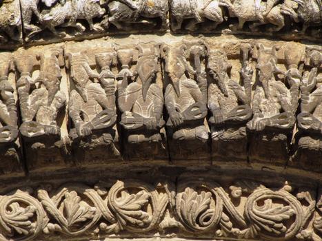 Saintes - Abbaye aux Dames (abbaye Notre-Dame) - Abbatiale Notre-Dame - Porte avec les voussures sculptées: Vieillards de l'Apocalypse sur les voussures externes