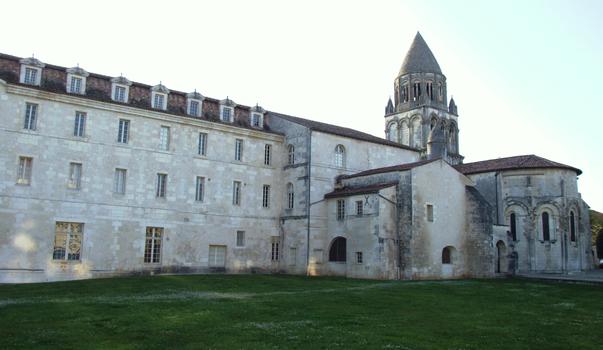 Saintes - Abbaye aux Dames (abbaye Notre-Dame) - Bâtiments monastique et chevet de l'abbatiale