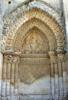 Aulnay-de-Saintonge - Eglise Saint-Pierre-de-la-Tour - Façade occidentale - Faux-tympan de droite - Le Christ entouré de saint Pierre et de saint Paul