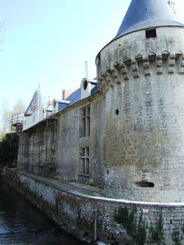 Château de Dampierre-sur-Boutonne - Le château en cours de restauration après un incendie