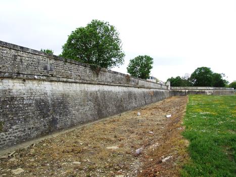 Arsenal de Rochefort - Mur d'enceinte de l'arsenal à côté de la Vieille Forme
