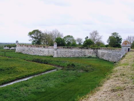 Remparts de Brouage - Courtine d'Hiers et bastion d'Hiers avec l'entrée du port souterrain d'Hiers (caché derrière un buisson) avec une partie de l'ouvrage avancé situé à l'avant de la porte d'Hiers