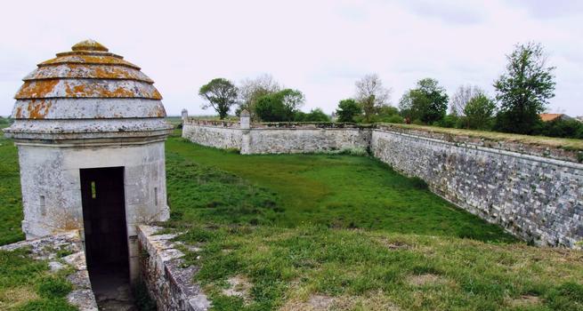 Remparts de Brouage - Courtine d'Hiers et bastion d'Hiers avec l'entrée du port souterrain d'Hiers (cachée derrière un buisson)