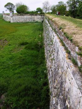 Remparts de Brouage - Courtine d'Hiers et bastion d'Hiers avec l'entrée du port souterrain d'Hiers (cachée derrière un buisson)